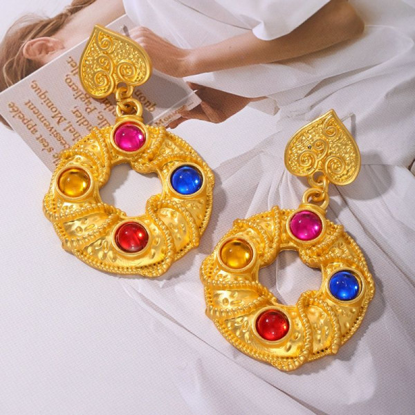 Длинные абстрактные серьги из «мятого» золота с жемчугом CJP64083