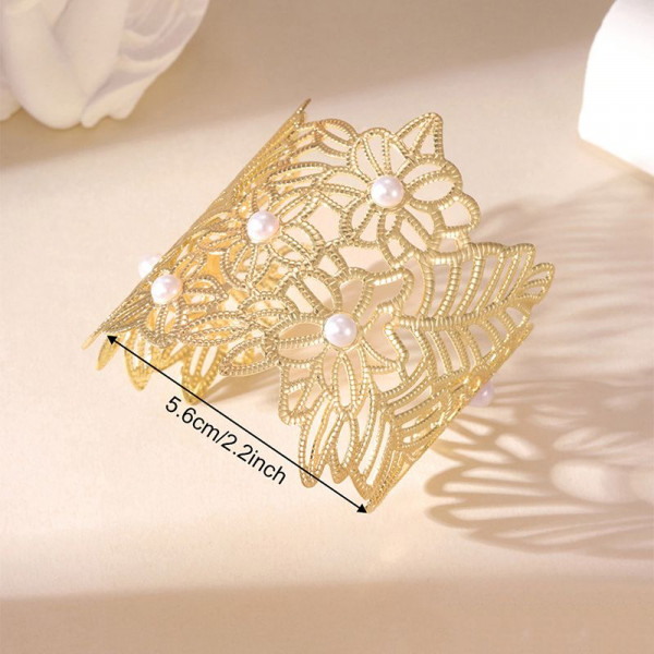 Браслет жесткий широкий ажурный с искусственным жемчугом CJP62251