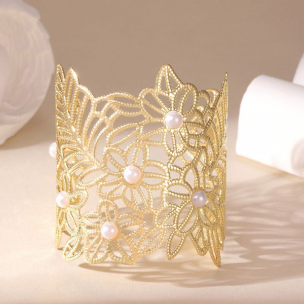 Браслет жесткий широкий ажурный с искусственным жемчугом CJP62251