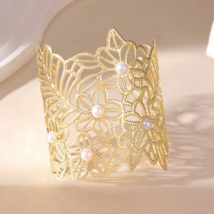 Браслет жесткий широкий ажурный с искусственным жемчугом CJP62251