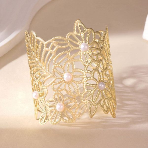 Браслет жесткий широкий ажурный с искусственным жемчугом CJP62251