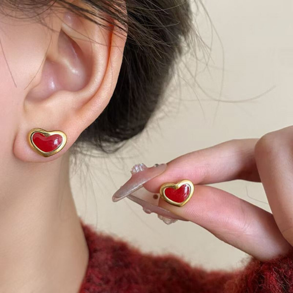 Золотистые серьги-пусеты Красные сердца CJH55096