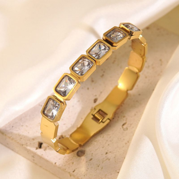 Браслет жесткий с квадратными кристаллами изумрудного цвета CJR55763