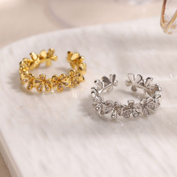 Разомкнутое кольцо с цветком из сверкающей крошки CJR74148