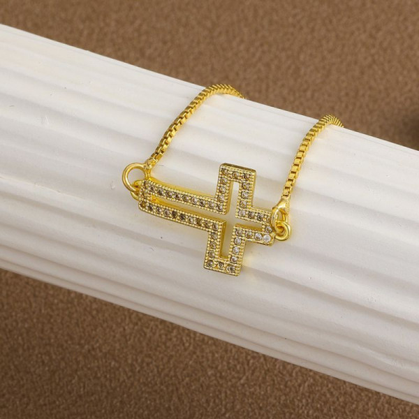 Тонкий золотистый браслет с декоративным крестом CJL32157