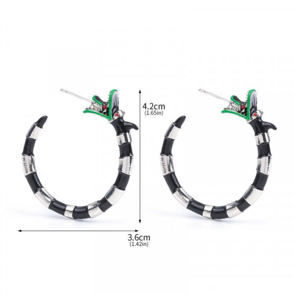 Оригинальные серьги-кольца с полосатым принтом и змеиными головами CJH17066