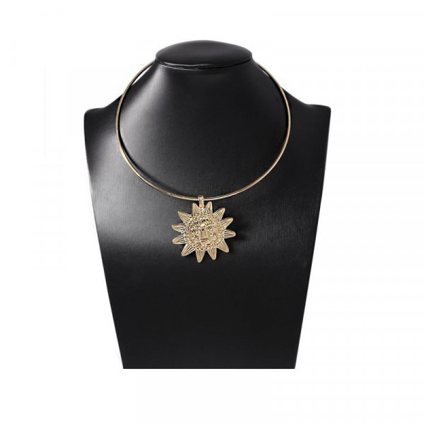 Жесткое колье золотистое с массивным кулоном в форме солнца CJJ07764