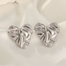 Серебристые серьги-пусеты Мятые сердца CJH27467