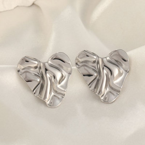 Серебристые серьги-пусеты Мятые сердца CJH27467