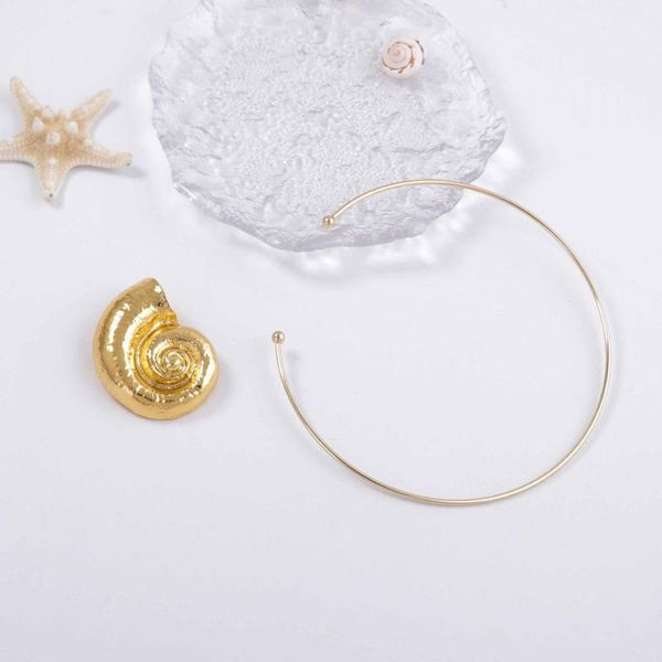 Колье-обруч золотистое с подвеской в форме морской раковины CJL69557