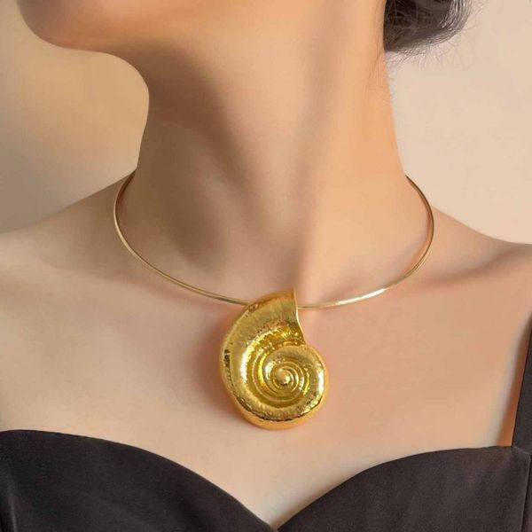 Колье-обруч золотистое с подвеской в форме морской раковины CJL69557