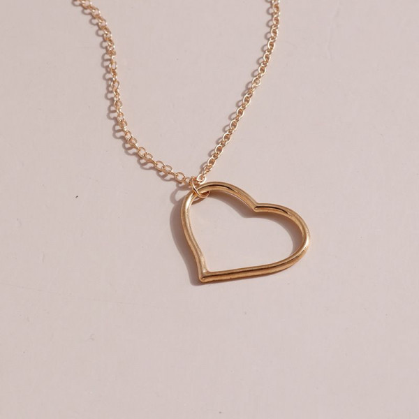 Тонкая цепочка с крупным контурным кулоном-сердцем CJJ24475