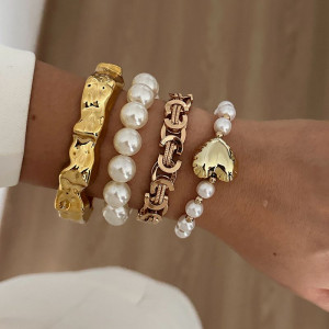 Комплект браслетов с жемчугом и золотистыми звеньями CJS97413