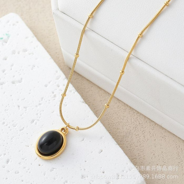 Золотистая цепочка с кулоном из глубокого черного камня J10948CJJ