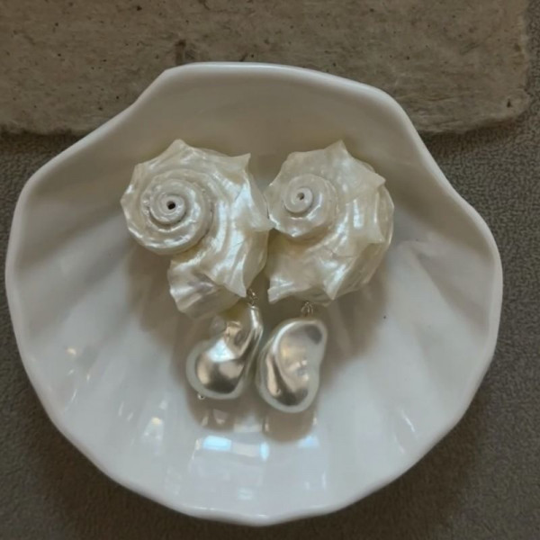 Массивные серьги в форме жемчужных раковин CJN37377