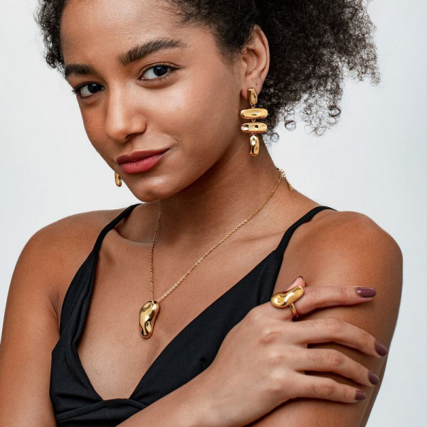 Кольцо в форме обтекаемой металлической капли CJN91861