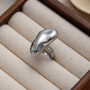 Кольцо в форме обтекаемой металлической капли CJN91861