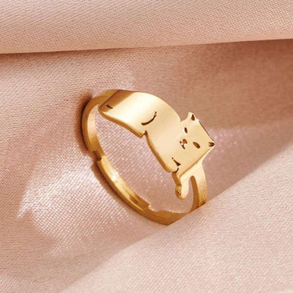 Золотистое кольцо с кошкой, смотрящей вдаль CJH89497
