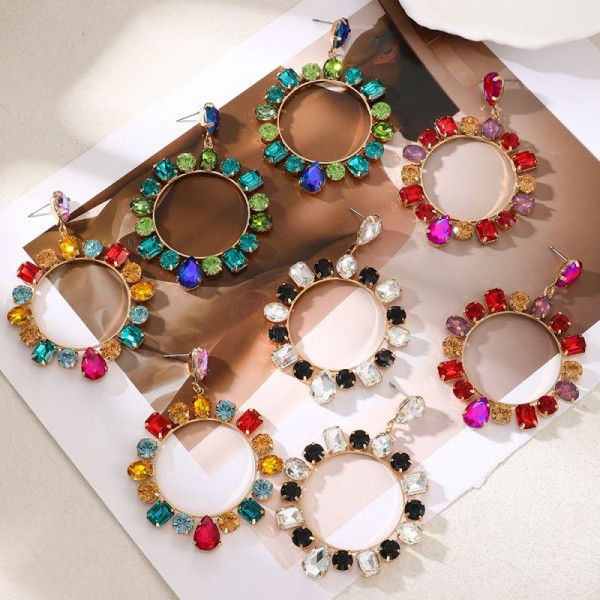 Крупные золотистые серьги-кольца с разноцветными кристаллами CJP64094