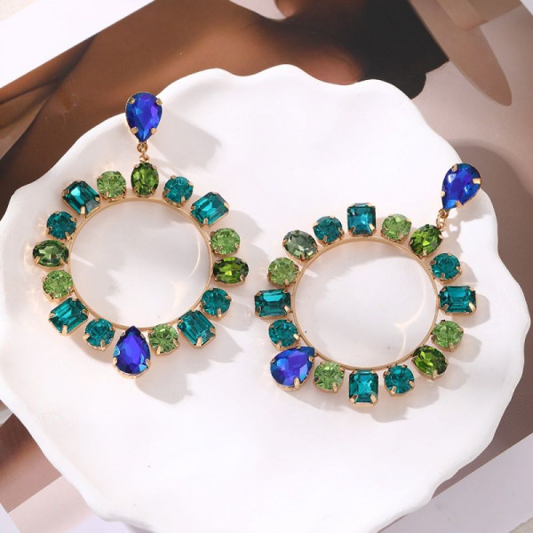 Крупные золотистые серьги-кольца с разноцветными кристаллами CJP64094