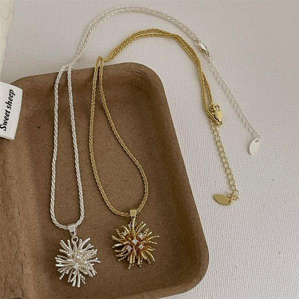 Золотистая цепочка с подвеской в форме миниатюрного цветка CJL47521