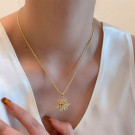 Золотистая цепочка с подвеской в форме миниатюрного цветка CJL47521