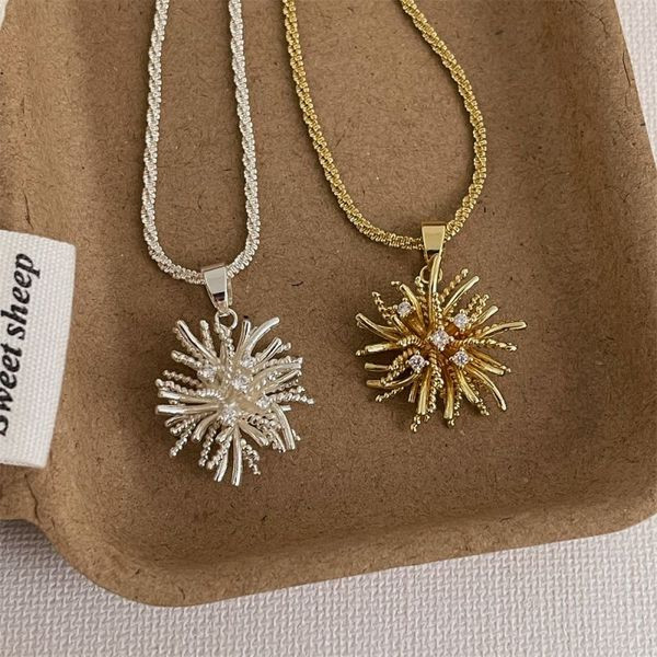 Золотистая цепочка с подвеской в форме миниатюрного цветка CJL47521