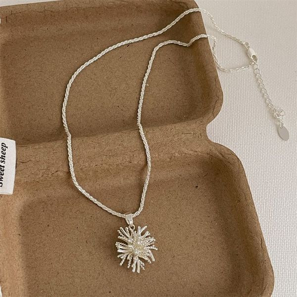 Золотистая цепочка с подвеской в форме миниатюрного цветка CJL47521