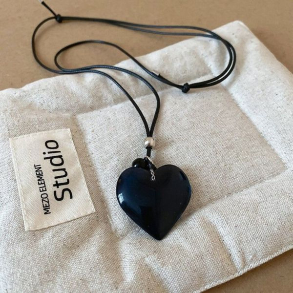 Длинный шнурок с крупной подвеской в форме черного сердца CJJ10448