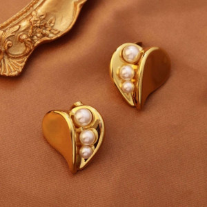 Золотистые серьги-пусеты Сердце с жемчугом CJG70061