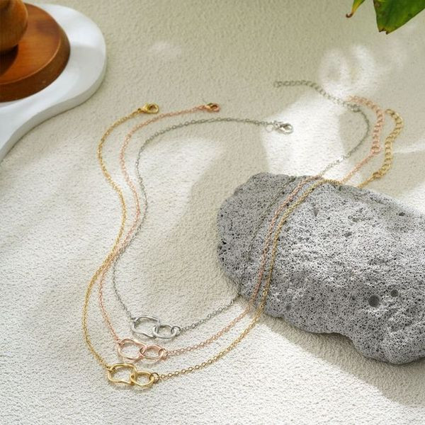 Тонкая золотистая цепочка с подвесками в форме миниатюрных колец CJL16494