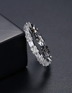 Кольцо-дорожка из серебристых цветов с кристаллами V50317