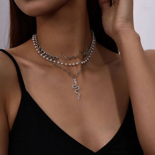 Тройной чокер с крупными звеньями и подвеской-крестом CJL75791