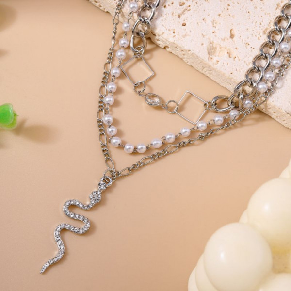 Тройной чокер с крупными звеньями и подвеской-крестом CJL75791