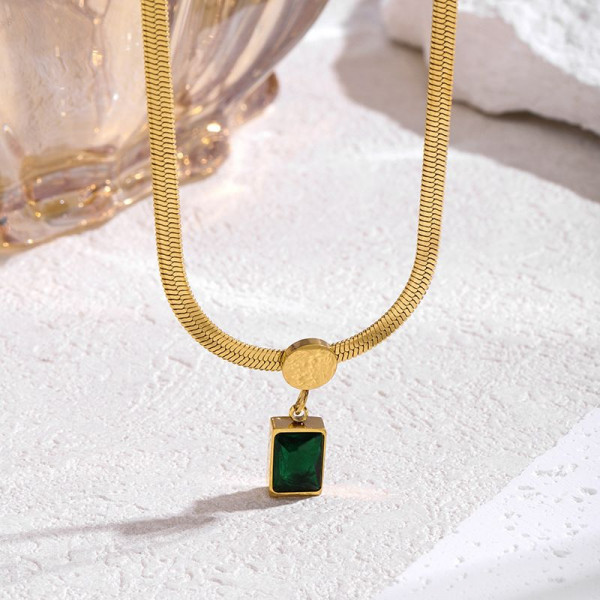 Золотистая цепочка с изумрудным камнем CJL89977