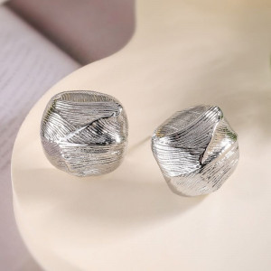 Серьги-пусеты Кубы мятый металл CJD00892