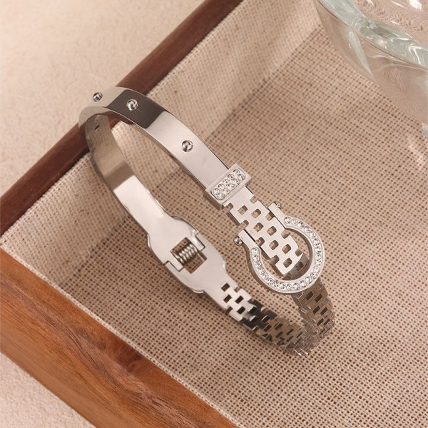 Браслет жесткий с декоративной пряжкой и кристаллами CJT26453