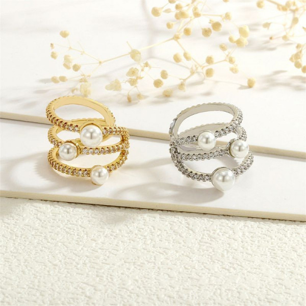 Трехрядное разомкнутое кольцо с жемчужинами и камнями CJG67962