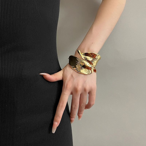 Браслет жесткий кафф с крупными звеньями и камнем CJL26459