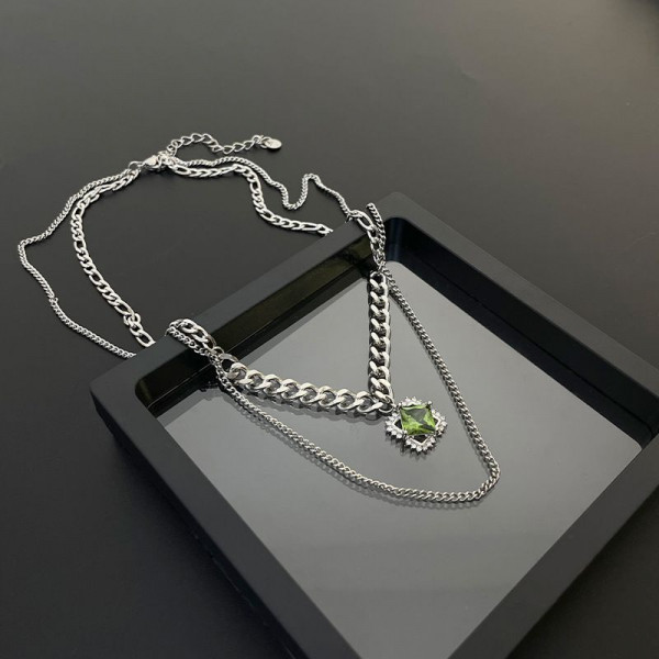 Многослойное колье с зеленым кристаллом и крестом CJH92472