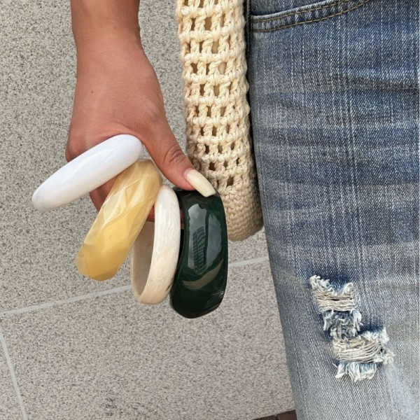 Браслет жесткий акриловый куполообразной формы CJP85432