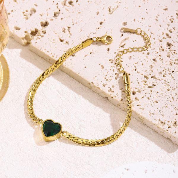 Браслет стальной с подвеской в форме сердца и изумрудной эмалью CJL38494