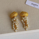 Серьги-пусеты в форме ракушек с гроздьями жемчуга CJQ17506