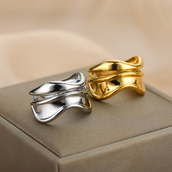 Широкое кольцо с волнообразными изгибами и полым центром CJL76072