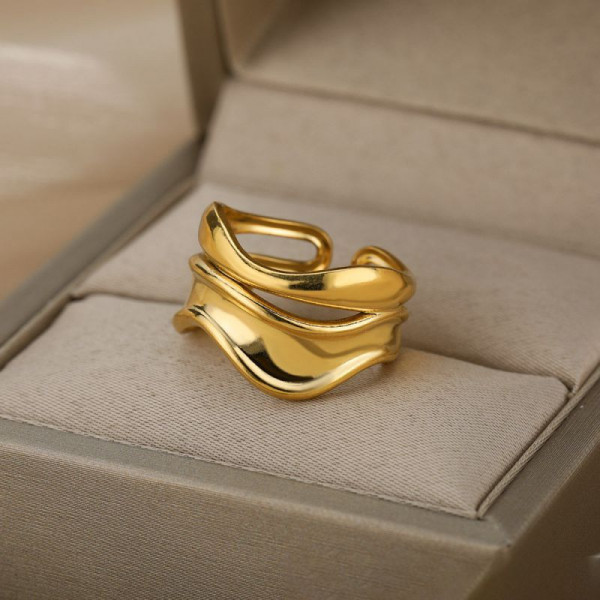 Широкое кольцо с волнообразными изгибами и полым центром CJL76072