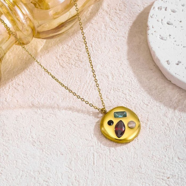 Золотистый медальон с инкрустацией цветными камнями CJH63055