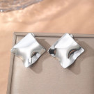 Серьги-пусеты Квадраты изогнутые «Мятый металл» CJL77535