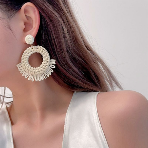Крупные круглые серьги из фактурной рафии с ворсом CJL14712