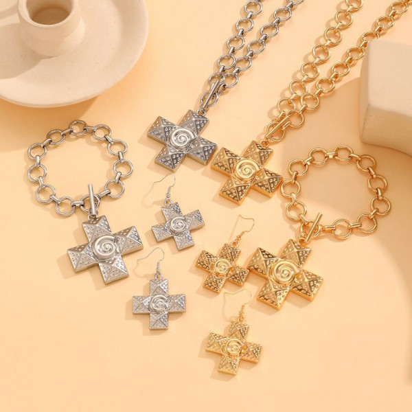 Массивная золотистая цепь с крупным кулоном-крестом CJL88141