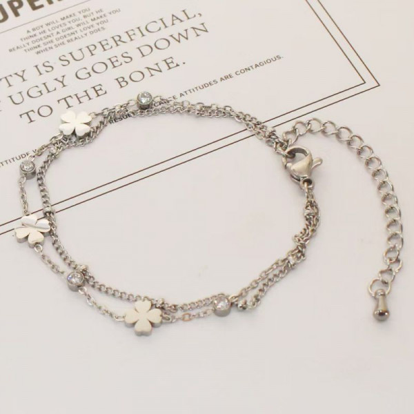 Браслет двухрядный с декоративными элементами в форме клевера CJL19724